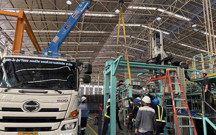 隨車吊界 “卷王” 現(xiàn)身東南亞廠房，一機頂十臺