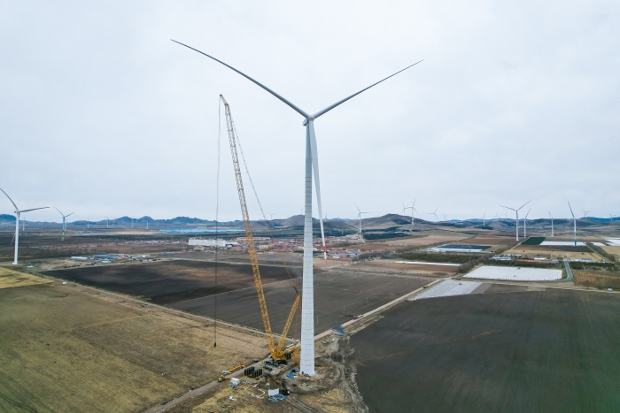 高空之巔，再鑄榮光！XLC18000M助力大型風電場首臺185米風機成功吊裝