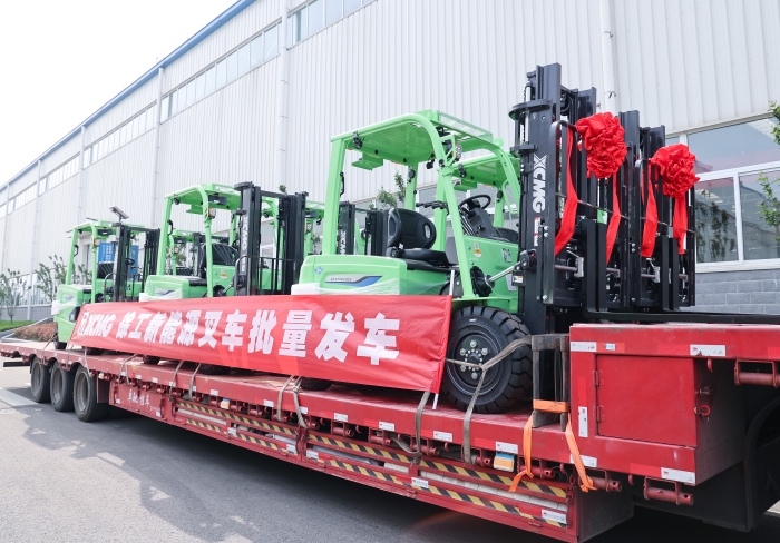徐工鯤鵬系列電動平衡重叉車，再掀浦東貨運站高效物流新篇