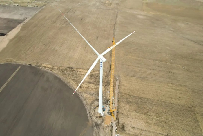 高空之巔，再鑄榮光！XLC18000M助力大型風(fēng)電場首臺185米風(fēng)機(jī)成功吊裝