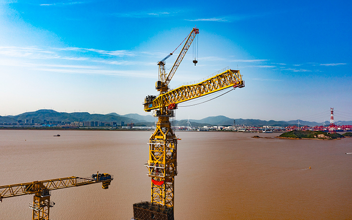 雙塔筑脊梁！徐工超大塔助建世界級(jí)大橋