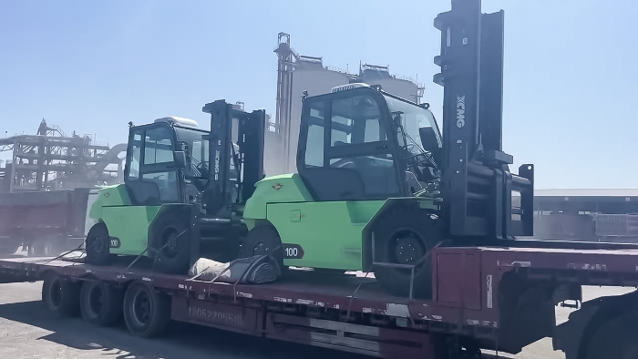 從室內(nèi)到室外，24小時不停歇！徐工孔雀叉車扎根新疆鋼材廠