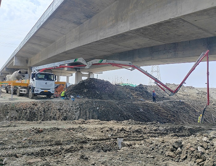輕靈穩(wěn)?。⌒旃?3米泵車領航新城鎮(zhèn)基建