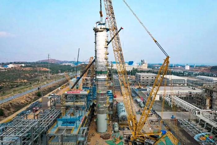 二十載老將再建功！徐工QUY450協(xié)助XGC12000輕松搞定百噸精餾塔