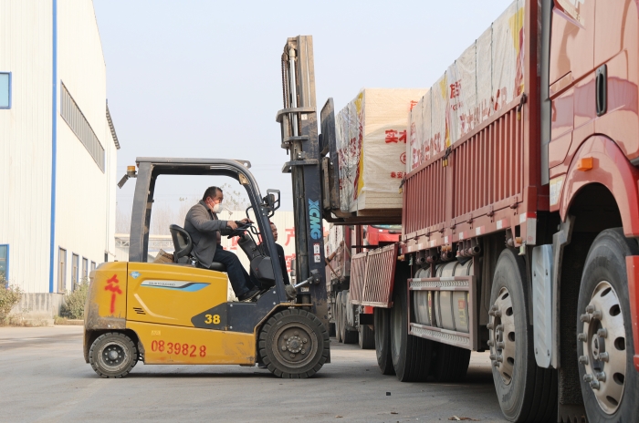 硬核實力賦能生產(chǎn)！徐工叉車批量進駐菏澤板材廠顯身手