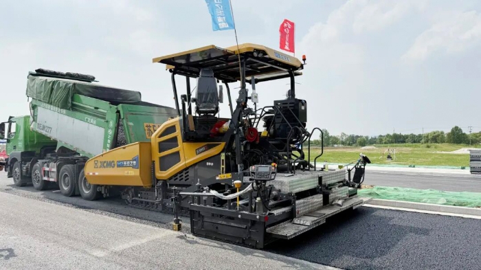 瀝青智造再升級！無人攤鋪技術(shù)助力常熟昆承路瀝青路面智能建造