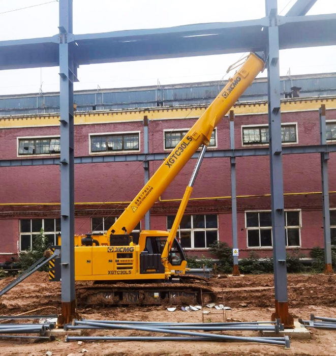 擎臂破泥濘，穩(wěn)力定乾坤！XGTC30L5攻堅(jiān)泥沼鋼結(jié)構(gòu)吊裝
