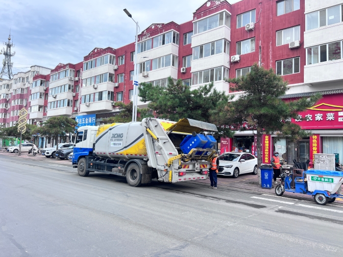 徐工18噸后裝壓縮式垃圾車在內(nèi)蒙通遼市進(jìn)行垃圾收轉(zhuǎn)運作業(yè)