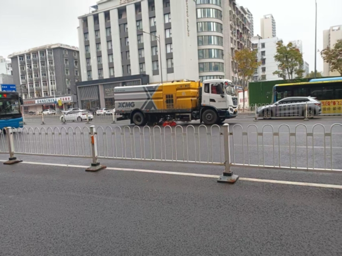 六年品質(zhì)見證硬核實力，徐工18噸洗掃車獲當(dāng)?shù)乜蛻酎c贊！