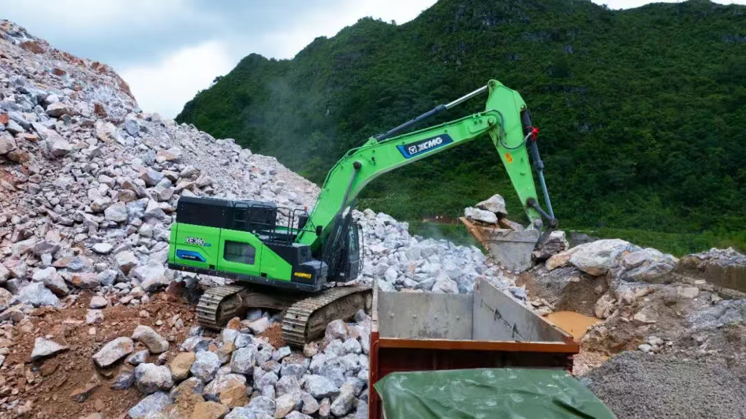廣西“石料大戶”親測：徐工XE380EV電挖，年省六七成！
