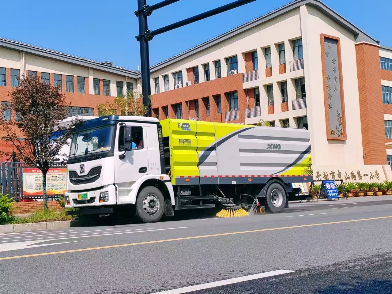 徐工洗掃車“硬核出擊”，開封中山路煥新升級