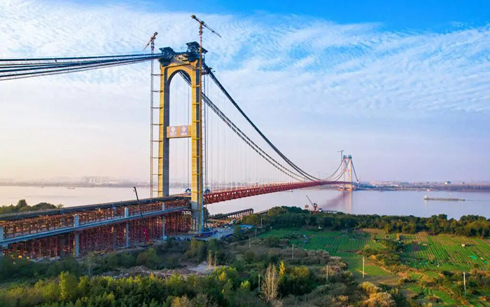 一橋飛架南北！徐工塔機(jī)助力世界級(jí)工程燕磯長(zhǎng)江大橋順利合龍