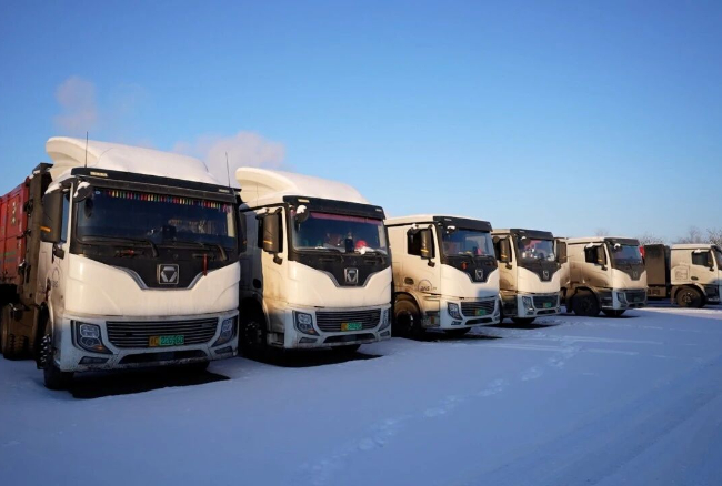 穿越-30℃寒潮！徐工新能源重卡馳騁西北能源運(yùn)輸動(dòng)脈