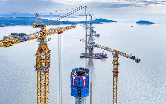 世界級(jí)跨海工程，雙主塔封頂