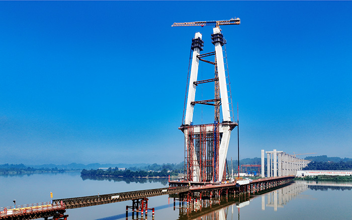 216.6米！徐工塔機(jī)助建漢陽(yáng)湖岷江特大橋主塔封頂