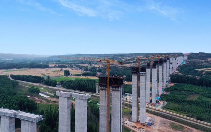 云端大片！看徐工“進(jìn)擊的巨人”如何“牽線(xiàn)搭橋” ？