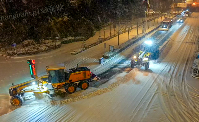 暴雪來襲！數(shù)十臺平地機集體出動，守護出行安全