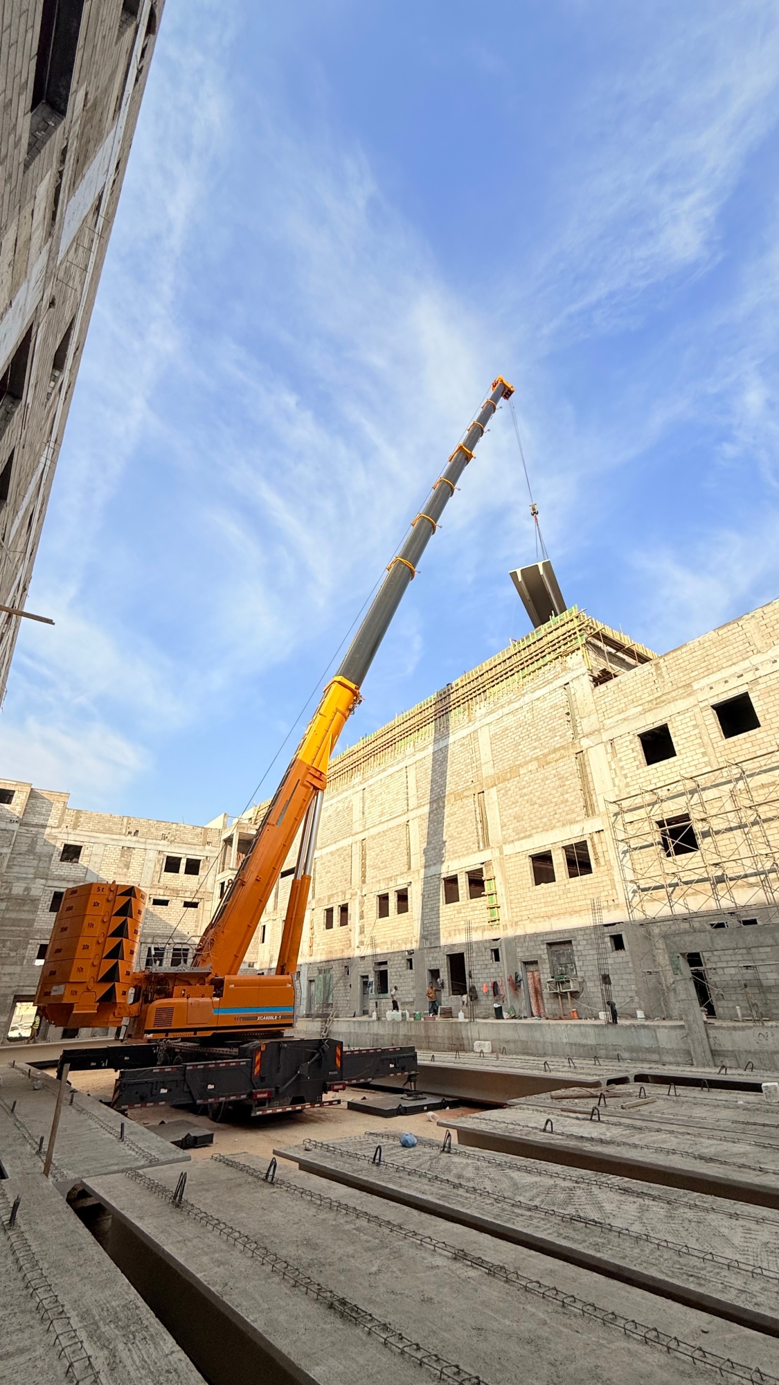 力擎千鈞，精準(zhǔn)入微：徐工XCA600L8_1起重機(jī)決勝沙特超高層吊裝