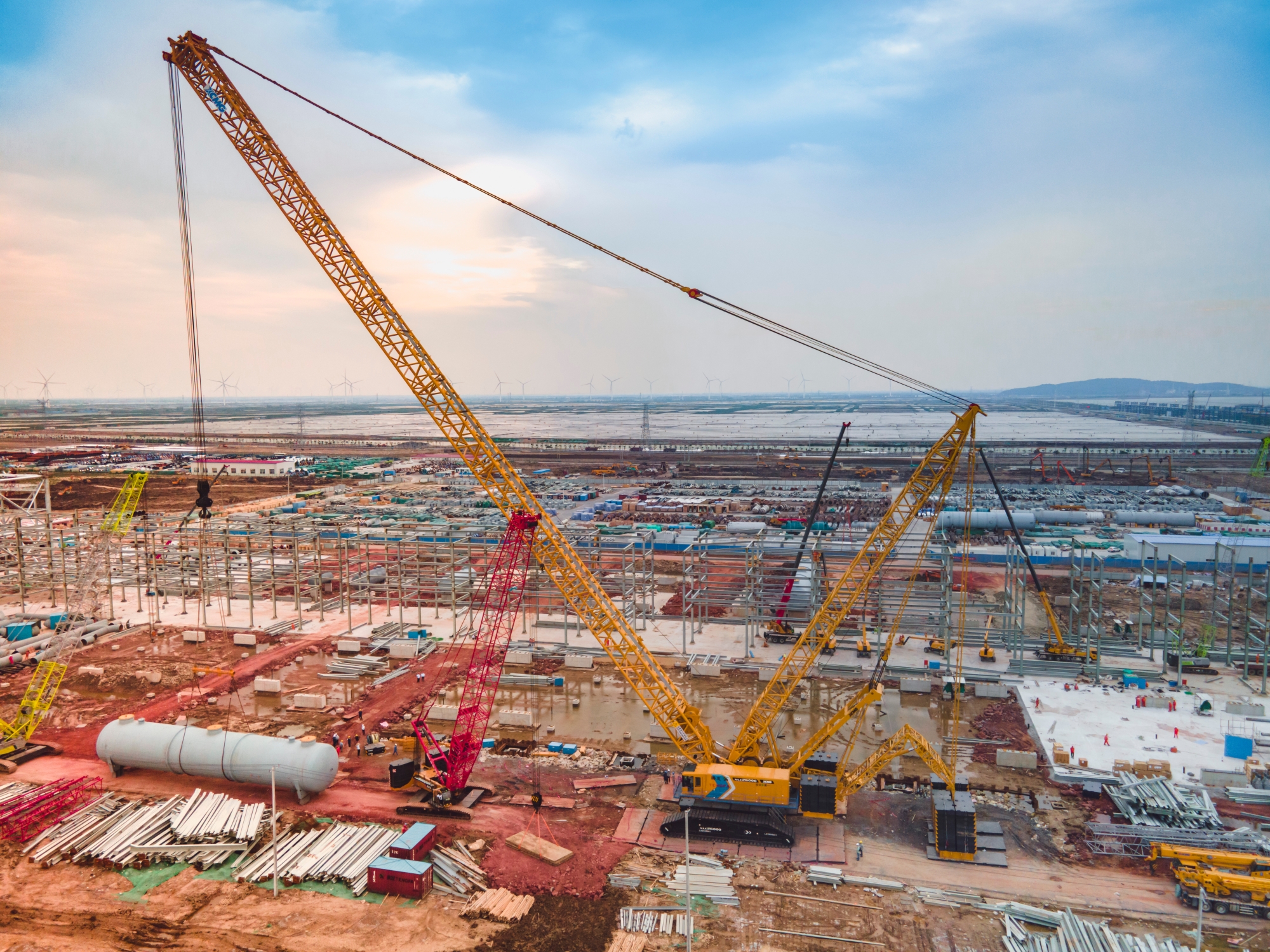 “巨艦”超新星！全球首臺徐工XLC26000閃耀海濱！