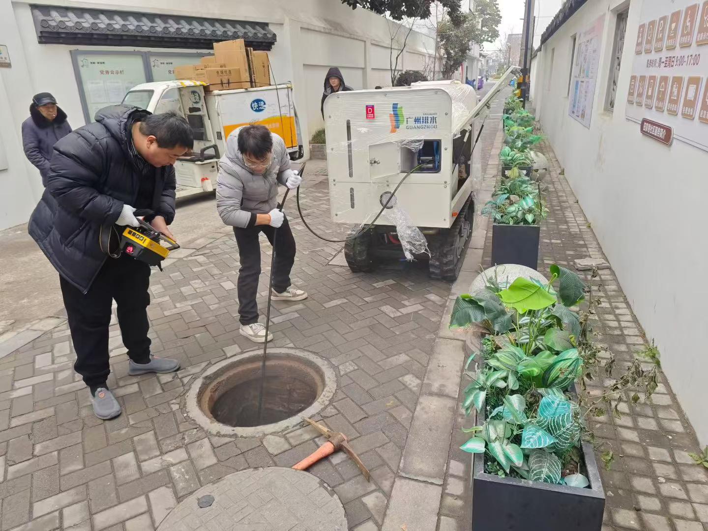 徐工小型管網(wǎng)設備，成功解決狹窄路段管網(wǎng)中存在的堵塞問題