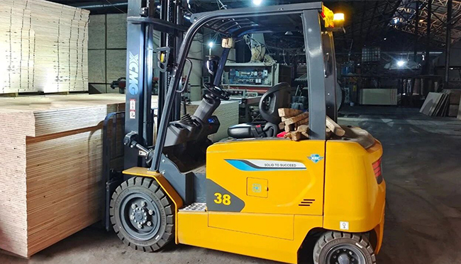 “鯤鵬展翅，板材搬運(yùn)無壓力！”