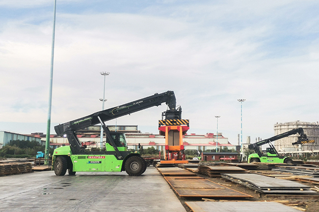 縱橫西北，馭“電”前行！徐工正面吊的綠色征途